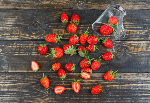 Aardbei met kop op houten oppervlak