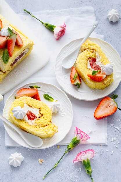 Aardbei Swiss roll plat liggende voedselfotografie