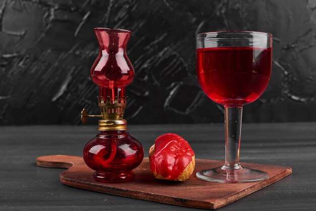 Aardbeien-eclair met een glas wijn.