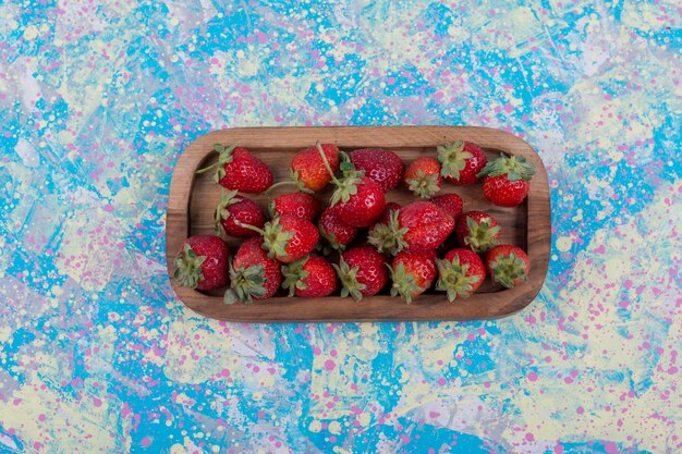 Aardbeien in een houten schotel in het midden