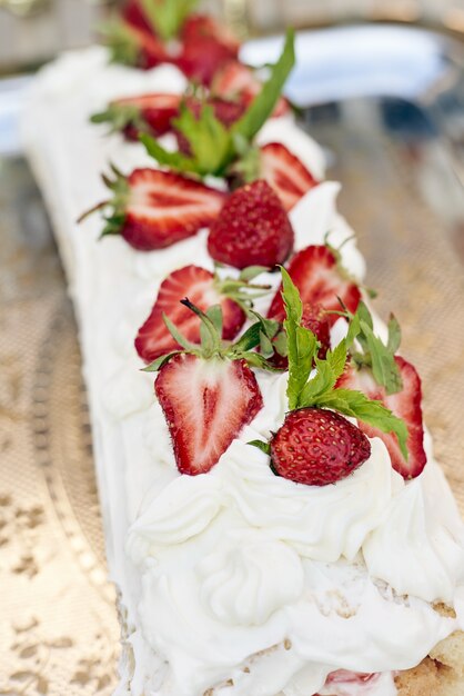 Aardbeien op een taart met witte room