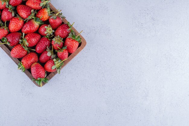 Aardbeien opgesteld in een klein dienblad op marmeren achtergrond. Hoge kwaliteit foto