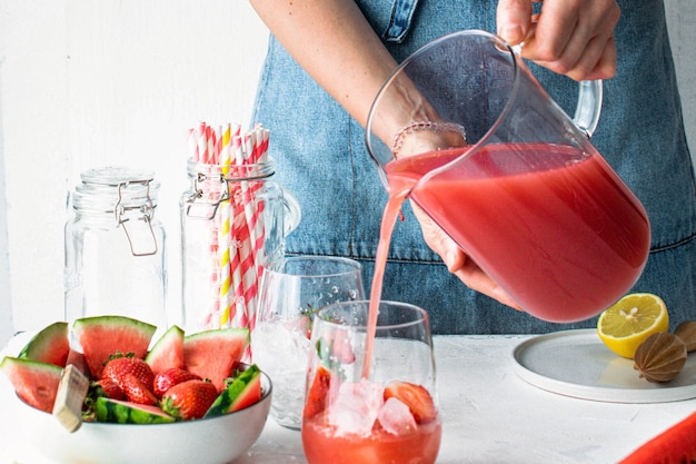 Aardbeienwatermeloenlimonadesap stap voor stap