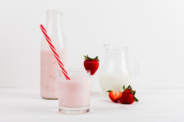 Aardbeienyoghurt in gedecoreerd glas