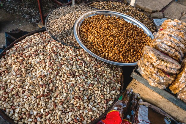 Aardnoten die bij Indische markt verkopen