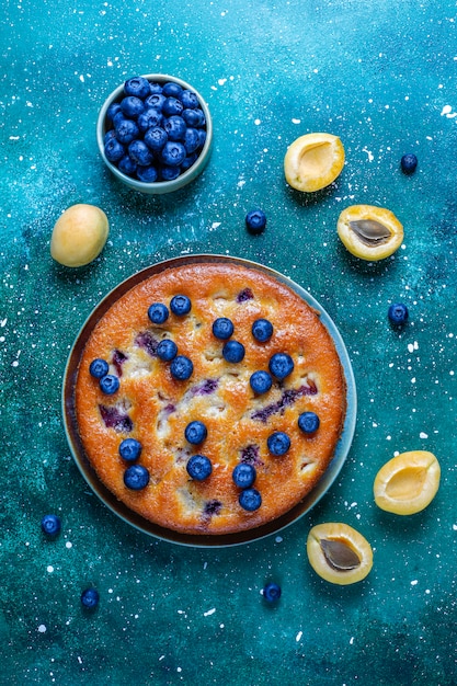 Abrikozen- en bosbessencake met verse bosbessen en abrikozenvruchten