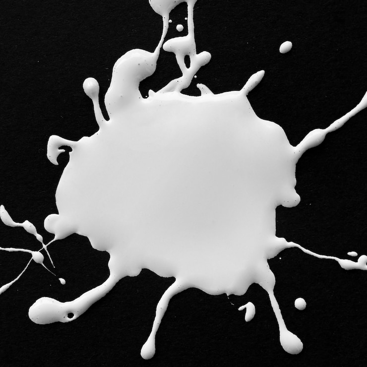 Gratis Foto abstract ontwerp met witte splatter op zwart