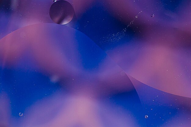 Abstract patroon van gekleurde oliebellen op water