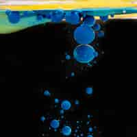 Gratis foto abstracte blauwe acrylballen in water