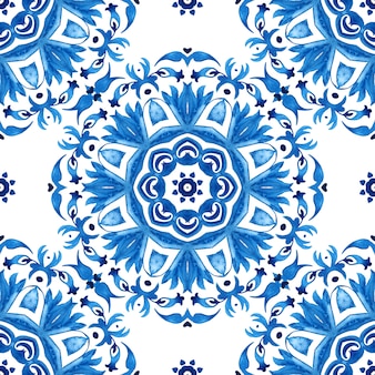 Abstracte blauwe en witte hand getekende tegel naadloze mandala damast sier aquarel verf patroon.