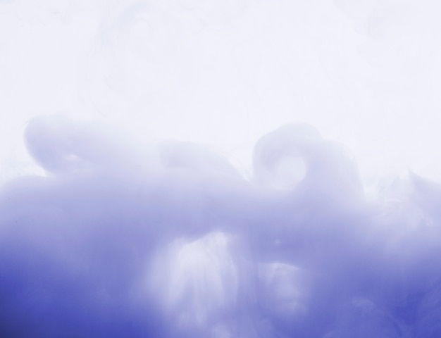 Abstracte dichte blauwe wolk van nevel
