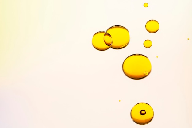 Abstracte gele oliebel als achtergrond in waterbehang
