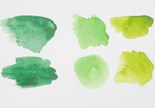 Abstracte groene vlekken van verven op wit papier