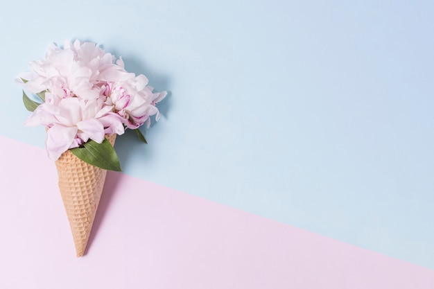 Abstracte ijshoorntje met boeket bloemen