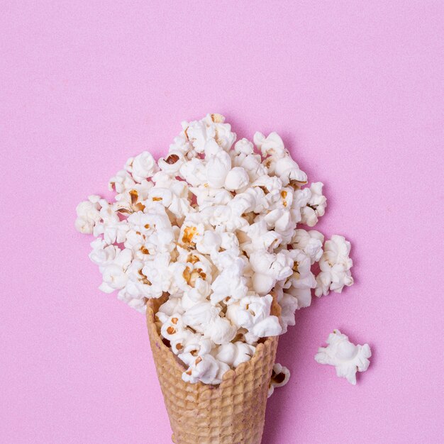 Abstracte ijshoorntje met gezouten popcorn