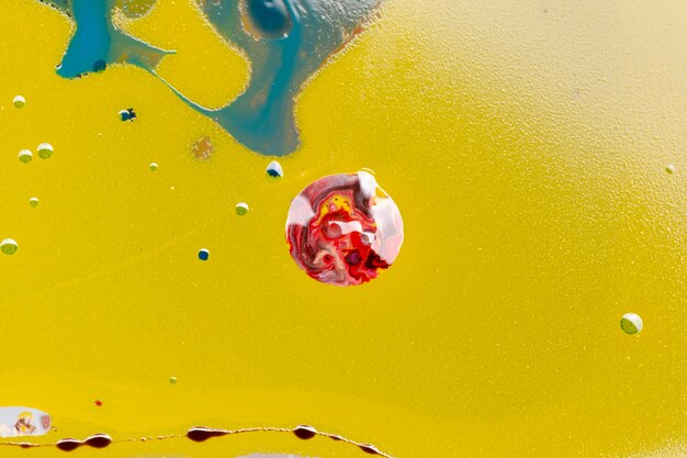 Abstracte kleurrijke bal gemaakt van acryl