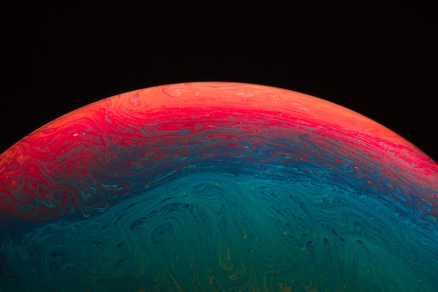 Abstracte kleurrijke getinte levendige zeepbel op zwarte achtergrond