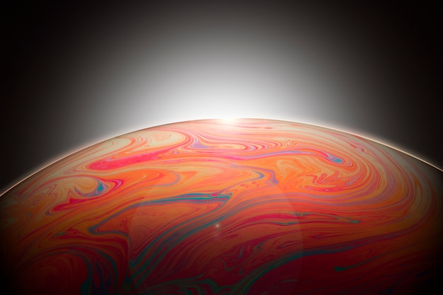 Abstracte kleurrijke zeepbel op zwarte achtergrond
