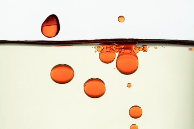 Abstracte oranje oliebel als achtergrond in waterbehang