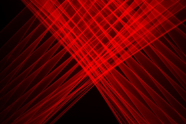 Abstracte rode lijnen getekend door licht op een zwarte achtergrond. laserlijnen