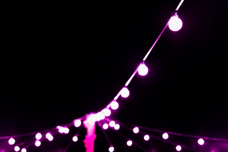 Gratis Foto abstracte roze lichte decoratie op zwarte achtergrond