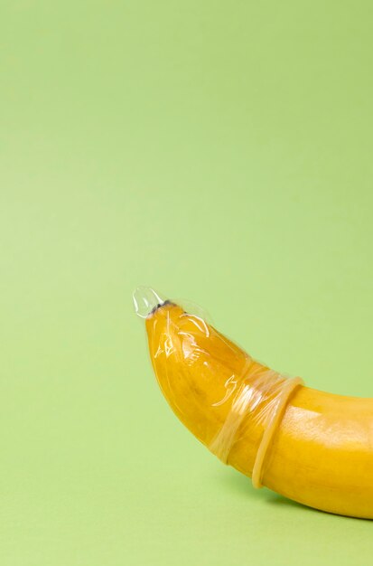 Abstracte seksuele gezondheidsrepresentatie met banaan