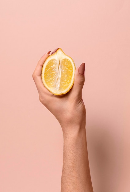 Abstracte seksuele gezondheidsrepresentatie met citroen