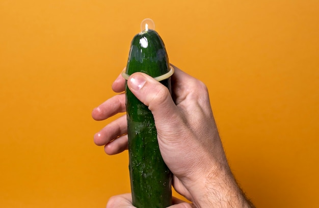 Abstracte seksuele gezondheidsrepresentatie met komkommer