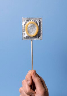 Abstracte seksuele gezondheidssamenstelling met condoom