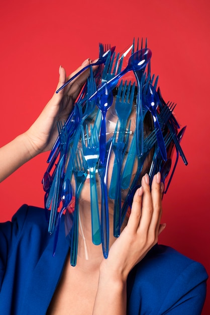 Abstracte vertegenwoordiging van blauw plastic vaatwerkafval op vrouw