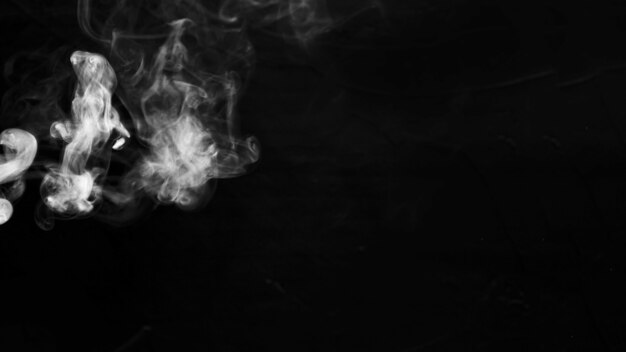 Abstracte witte rook op zwarte achtergrond