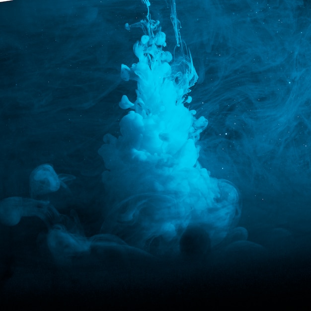 Abstracte zware blauwe nevel in duisternis