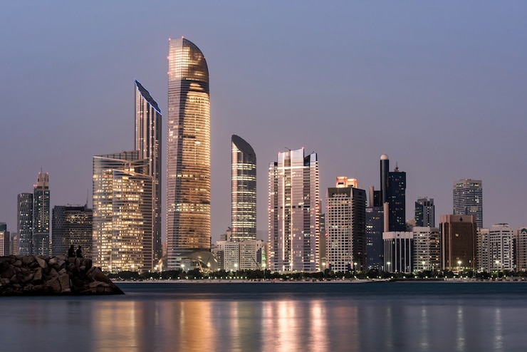 Gratis Foto abu dhabi seascape met wolkenkrabbers