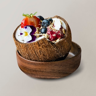 Acai-smoothie in kokosnootschaal