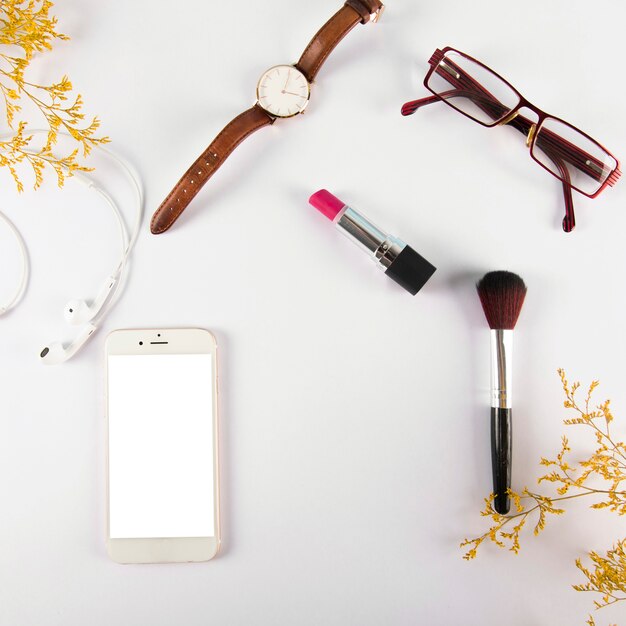 Accessoires en cosmetica in de buurt van smartphone