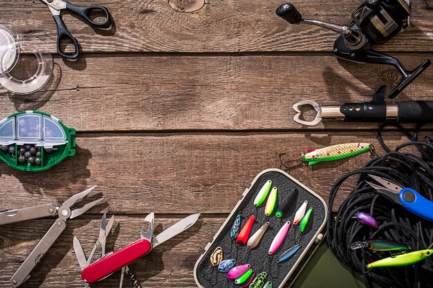 Accessoires voor het vissen op de achtergrond van houten bovenaanzicht