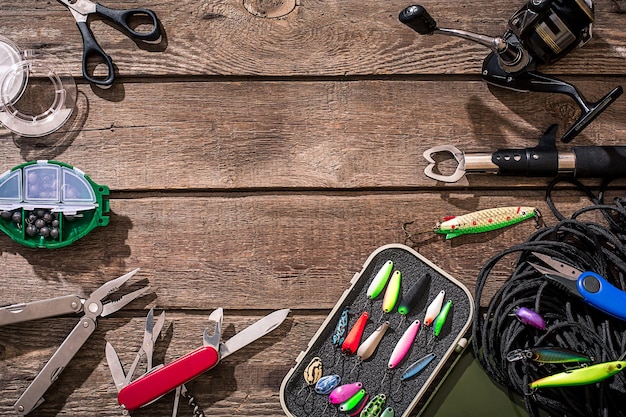 Accessoires voor het vissen op de achtergrond van houten bovenaanzicht