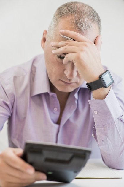 Accountant zakenman die stress heeft. Geïsoleerd op een witte achtergrond.