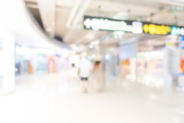 Achter mening van toeristen lopen rond de luchthaven