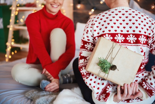 Achter mening van vrouw die Kerstmis haar vriend geeft