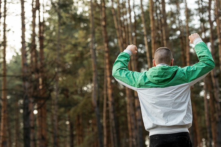 Gratis Foto achteraanzicht atletische man uit te werken in de natuur