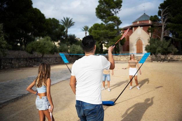 Gratis foto achteraanzicht familie badminton spelen