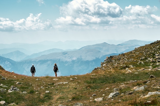 Achteraanzicht foto van wandelaars staan aan de rand van een heuvel in de Franse Rivièra