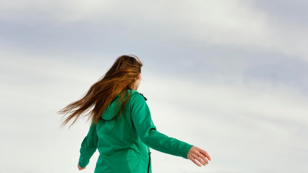 Achteraanzicht jonge vrouw in de natuur