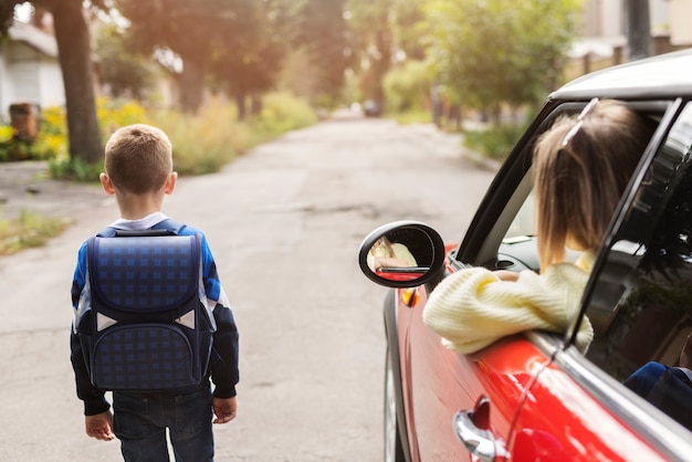 Achteraanzicht kind gaat naar school