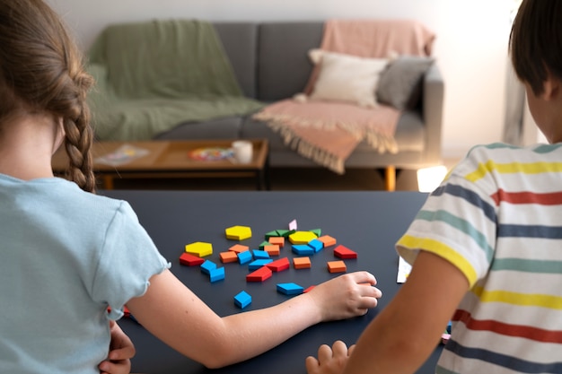 Achteraanzicht kinderen die samen puzzel maken