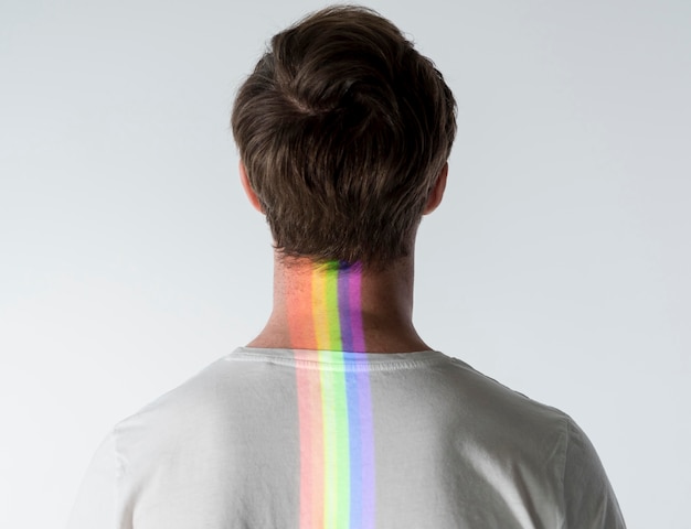 Achteraanzicht man met regenboog op zijn rug