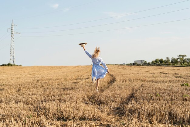 Achteraanzicht meisje loopt in een veld