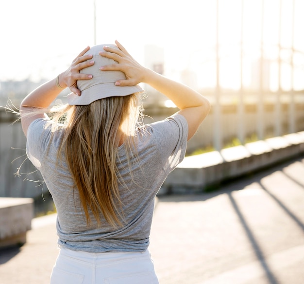 Gratis foto achteraanzicht meisje met hoed