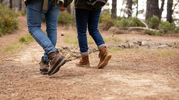 Achteraanzicht mensen met laarzen lopen